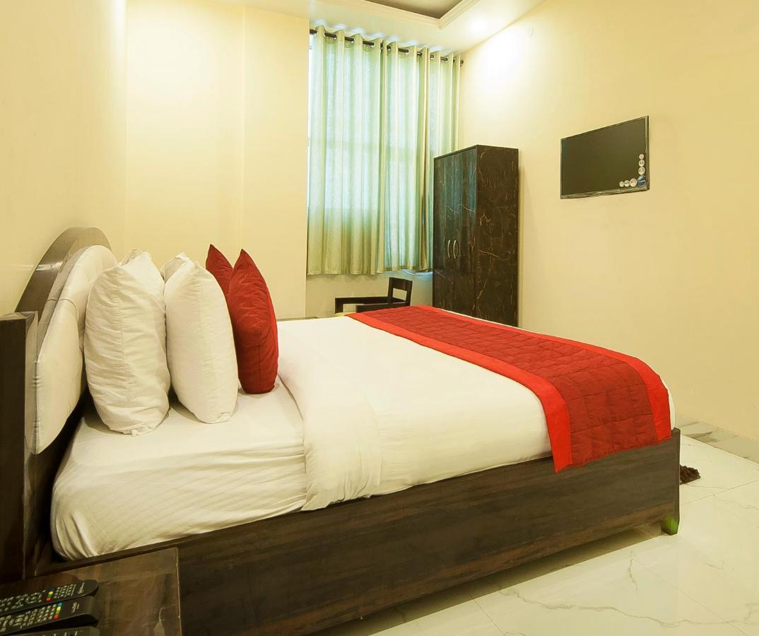 The Alpino Hotel New Delhi Exterior photo