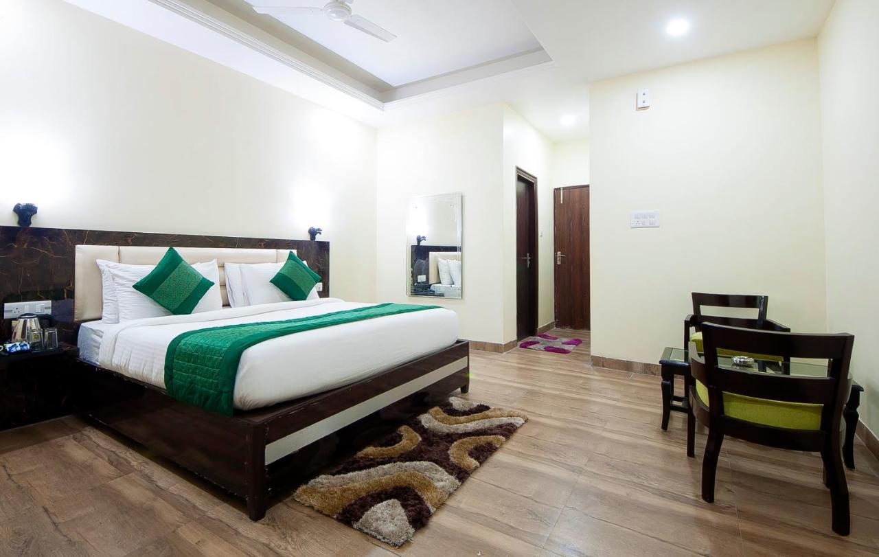The Alpino Hotel New Delhi Exterior photo