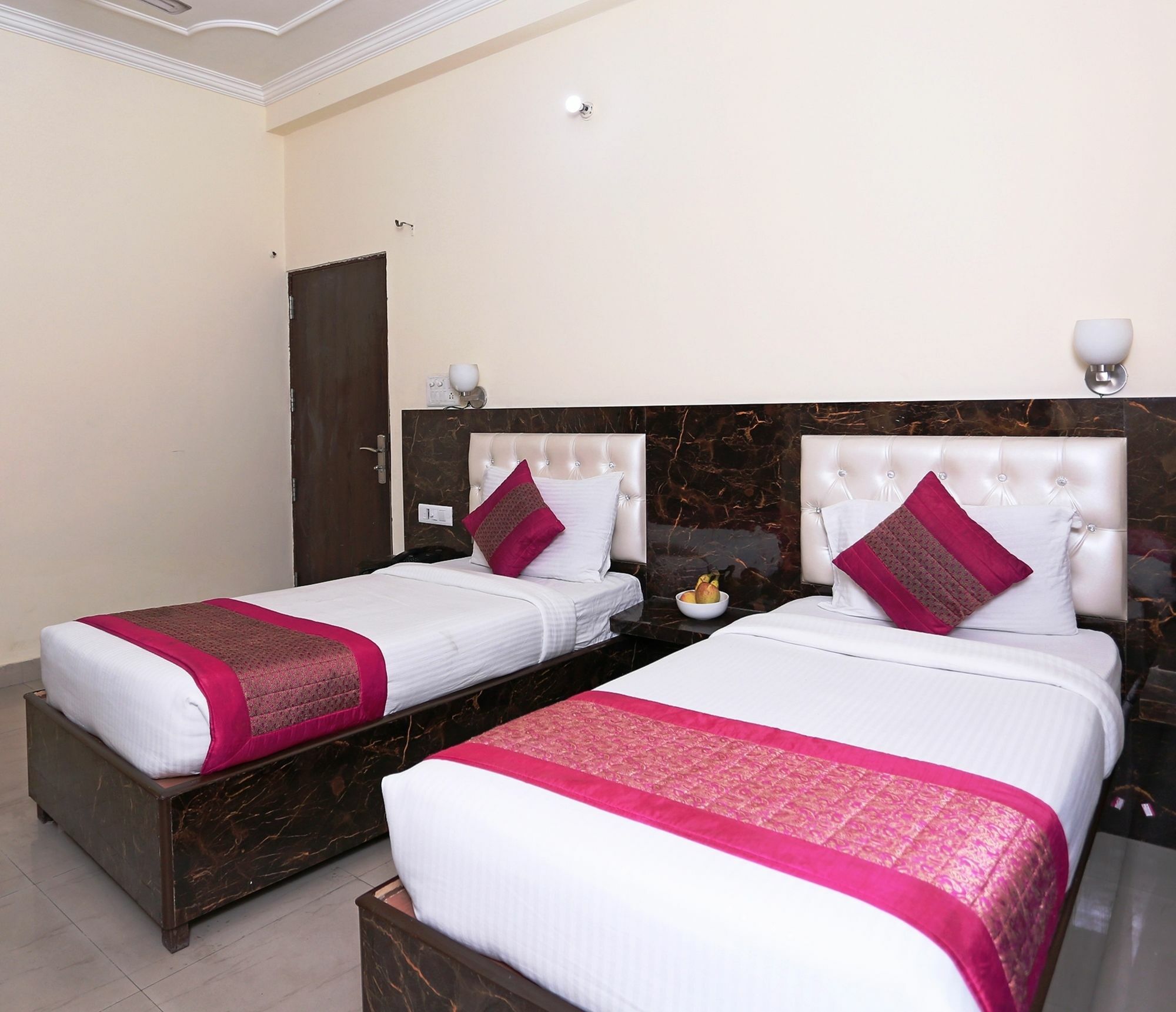 The Alpino Hotel New Delhi Exterior photo